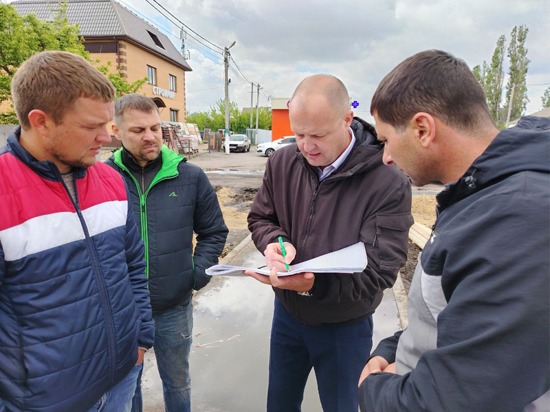 Глава сельского поселения провел рабочую встречу на улице Ленина.