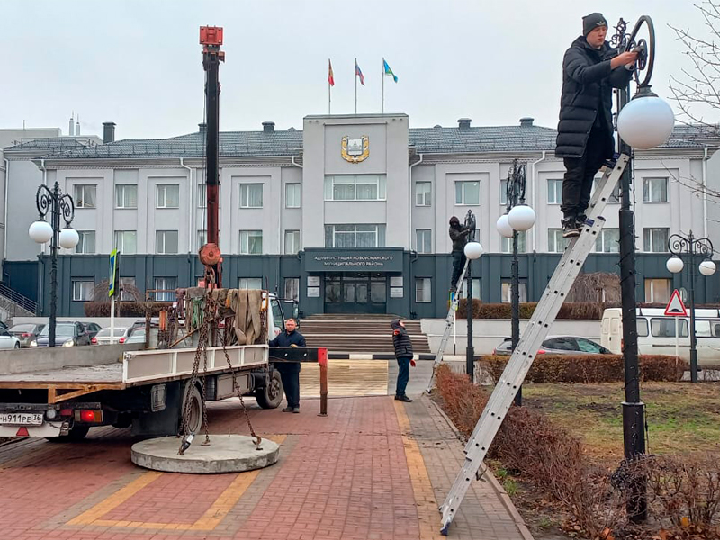 Началась подготовка к наступающим праздникам.