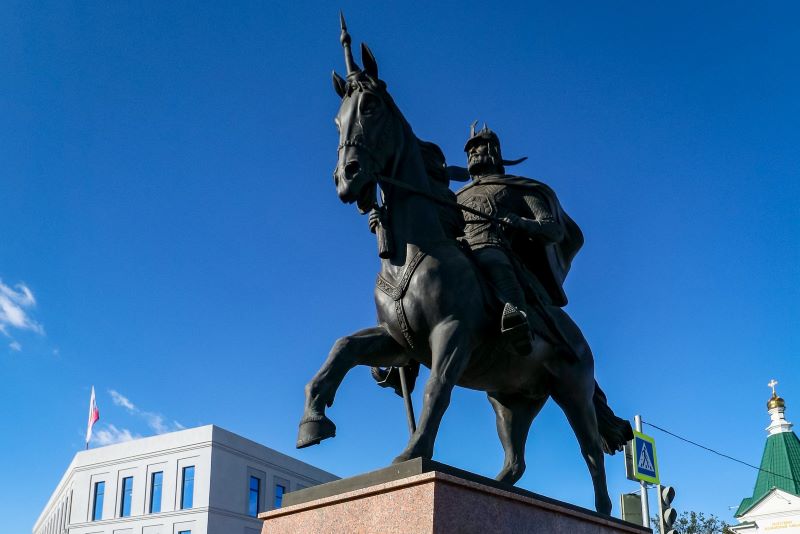 Памятник воеводе-основателю Борису Собакину.